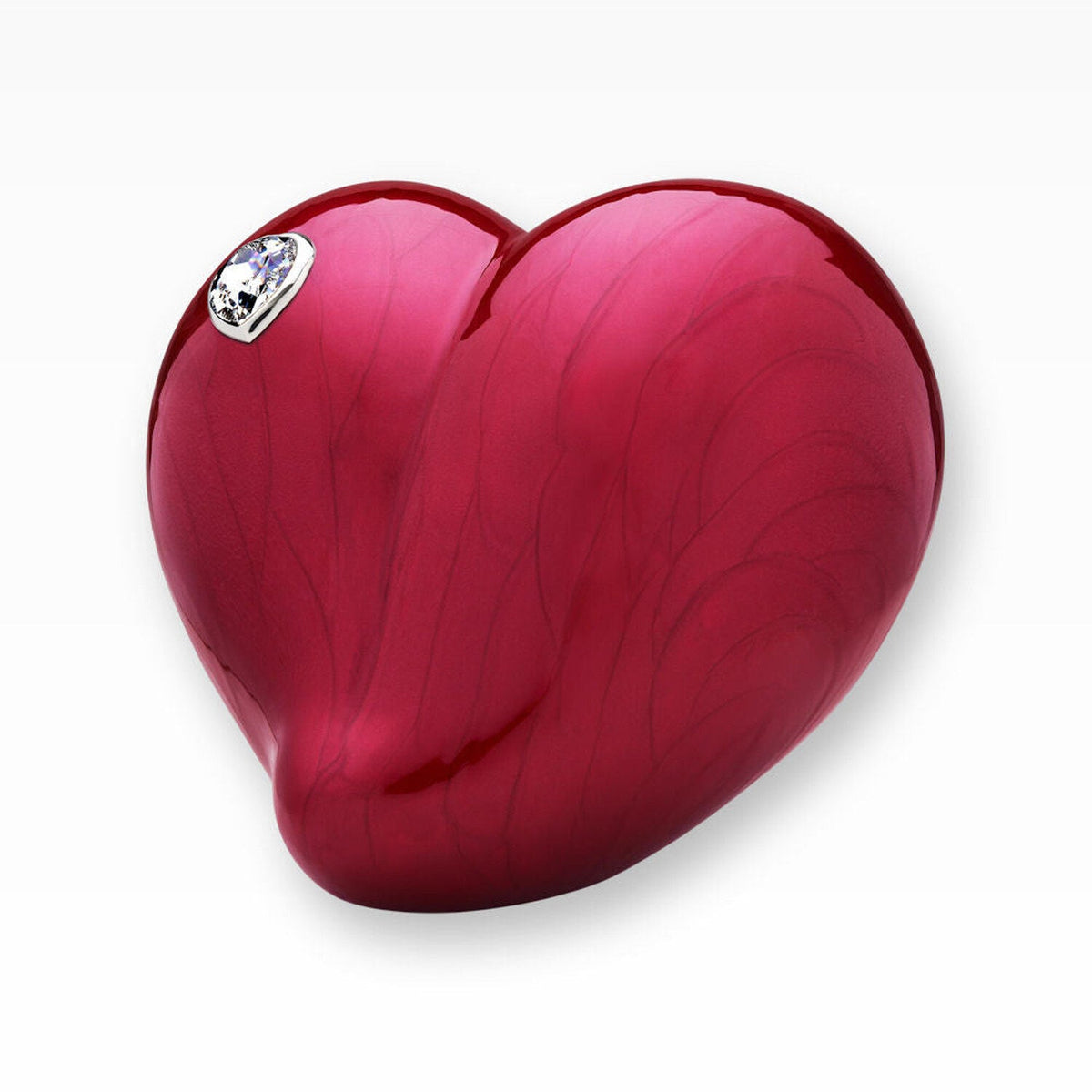 Rote LoveHeart Herzurne mit Kristallherz auf weißem Hintergrund