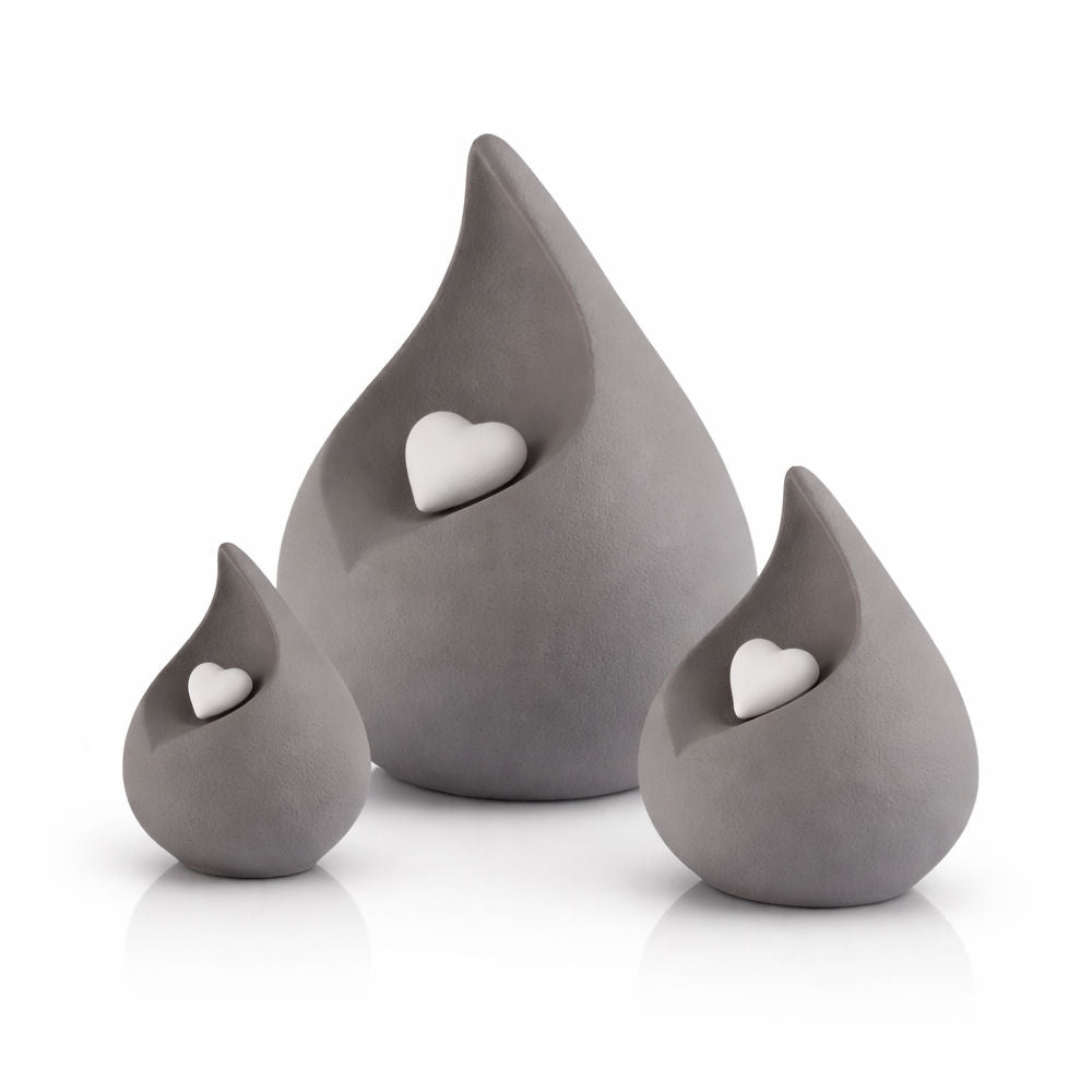 Porzellan-Tierurne in Tropfenform mit Herzsymbol