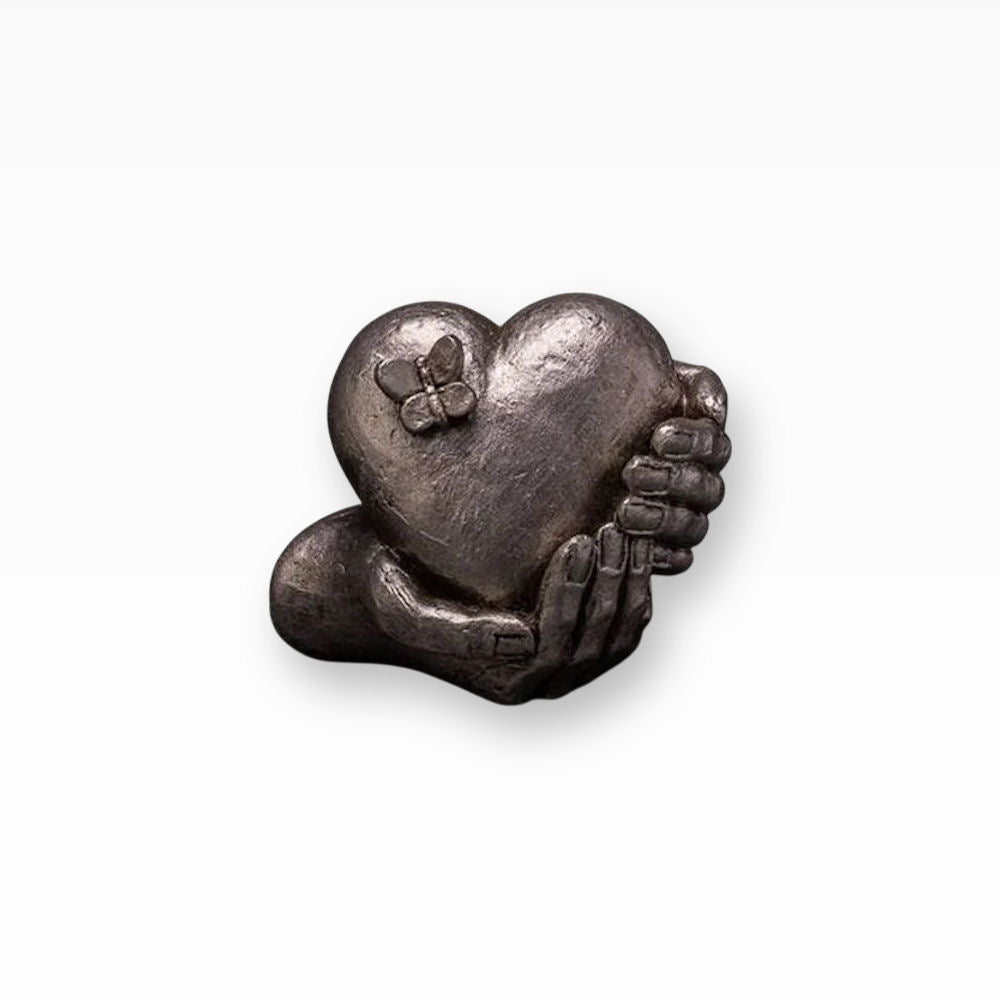 Tierurne für Zuhause Keramikurne Herz in Hände mit Schmetterling