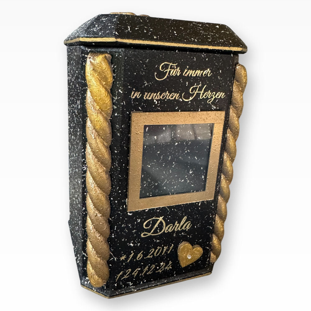 Tierurne Granit Gold Flechtborte mit Bilderrahmen