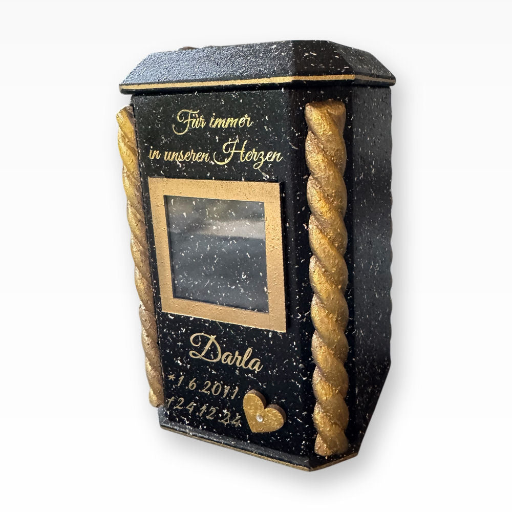 Tierurne Granit Gold Flechtborte mit Bilderrahmen