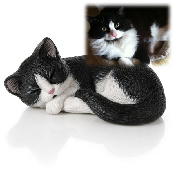 Katzenurne Schlafende Katze aus Keramik bemalt nach Foto