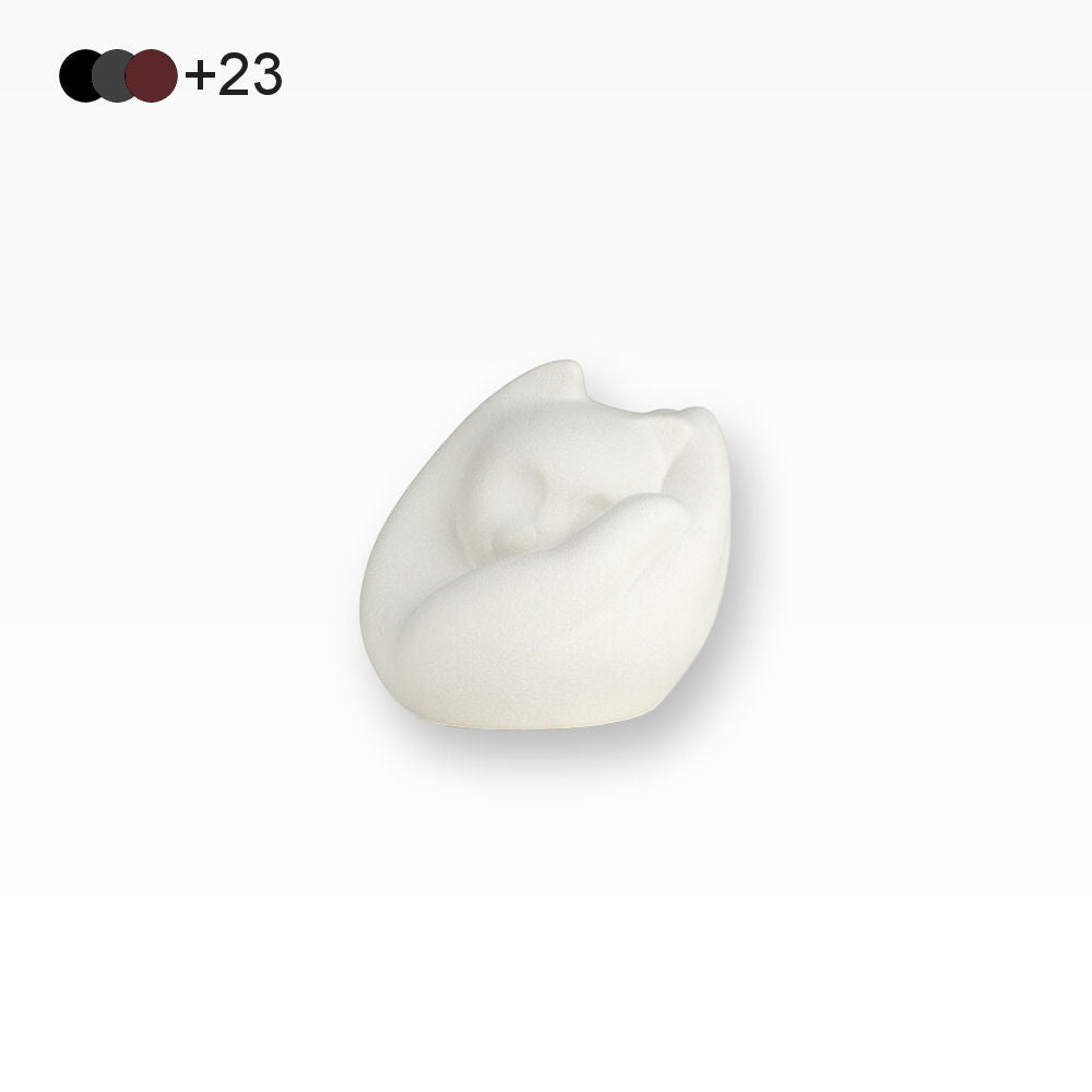 Katzenurne Porzellan Schlafende Katze in Hand