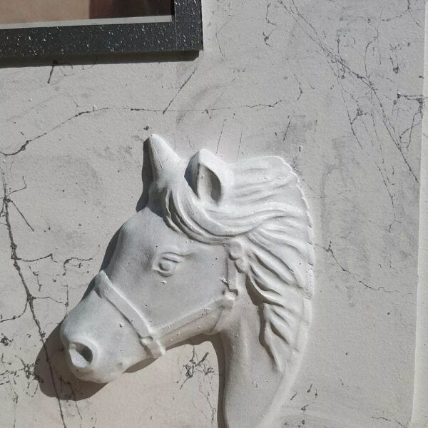 Pferdeurne Marmoroptik mit Bilderrahmen und Pferdekopf in 3D
