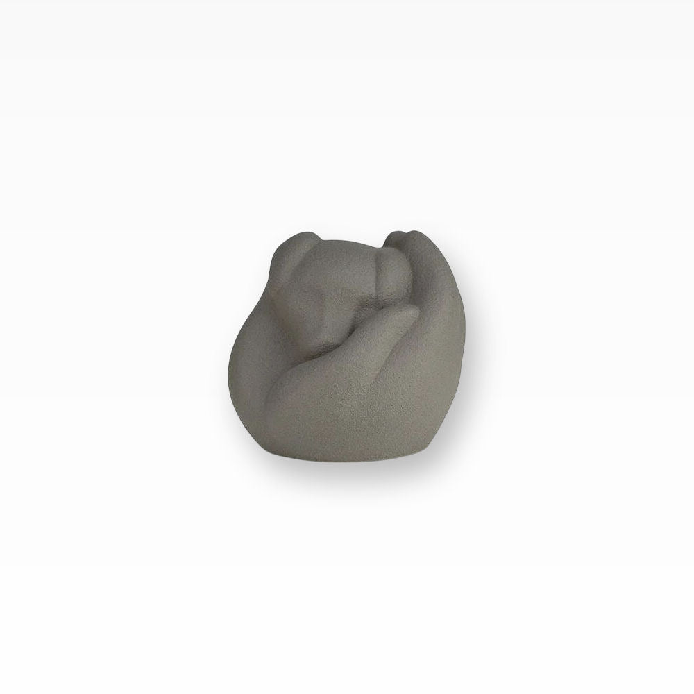 Hundeurne Porzellan Schlafender Hund in Hand