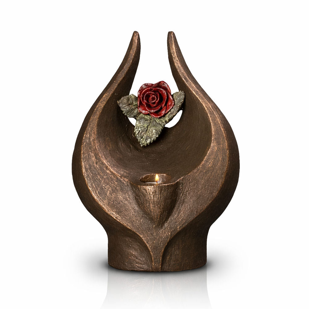 Design-Humanurne in Flammenform mit Rosenornament und Kerzenhalter