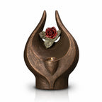 Design-Humanurne in Flammenform mit Rosenornament und Kerzenhalter