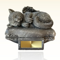 Monello Katzenurne Katze auf Kissen liegend Graumeliert Mit Gravur